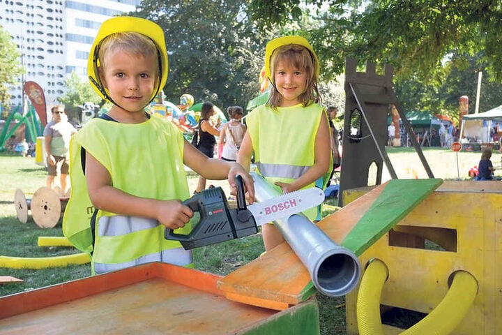Im Stadthallenpark drehte sich alles um die Kinder, hier probieren sich Paolo
(8, l.) und Soe (7) als kleine Handwerker.