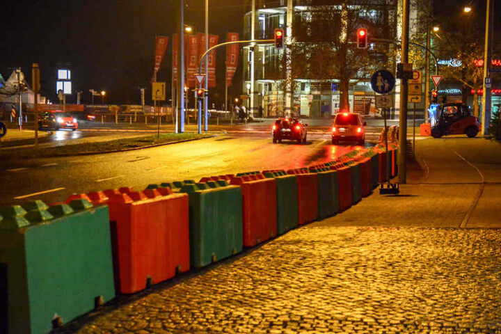 Rund 100 jeweils zwei Tonnen schwere Betonblöcke sollen einen Terroranschlag auf dem Magdeburger Weihnachtsmarkt verhindern.