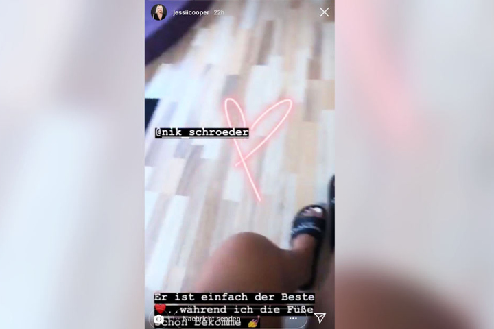 Während Jessi sich verwöhnen lässt, hütet Nik brav ihre Einkäufe.