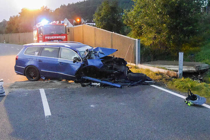 Der Fahrer wurde bei dem Unfall leicht verletzt.