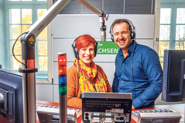 Schmeißen wieder gemeinsam die Sachsen aus den Betten: Die "MDR Sachsen"-Modertoren Elene Pelzer (34) und Silvio Zschage (38).