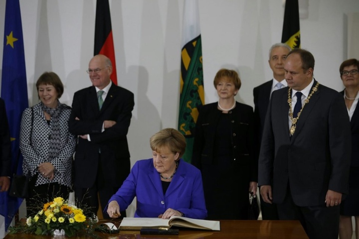 Bundeskanzlerin Angela Merkel trägt sich in das Goldene Buch der Stadt Dresden ein.