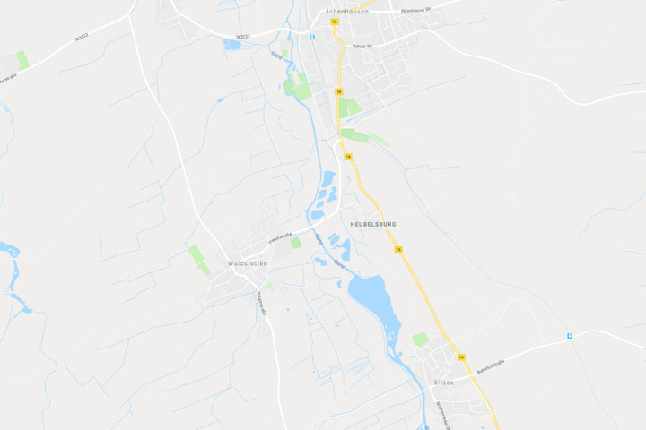 In Bayern kam es auf der Bundesstraße 16 zu einem kuriosen Unfall mit einem Sofa.