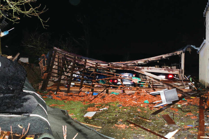 Das Unwetter hatte am Mittwochabend eine Schneise der Verwüstung in Roetgen bei Aachen angerichtet.