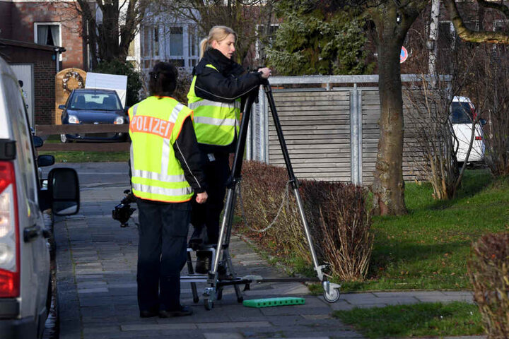 Polizistinnen sichern Spuren an dem möglichen Tatort in Schönberg.