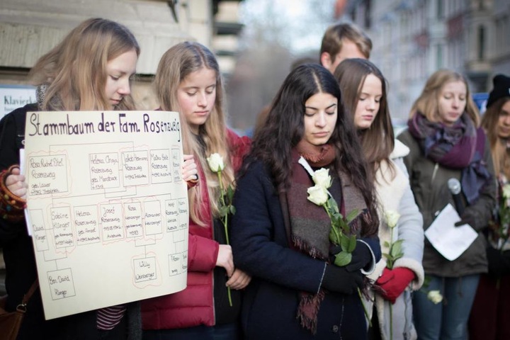 Schüler der Neuen Nikolaischule Leipzig erinnerten am Mittwoch an das Schicksal der Familie Rosenzweig, die einst in der Funkenbergstraße wohnte.
