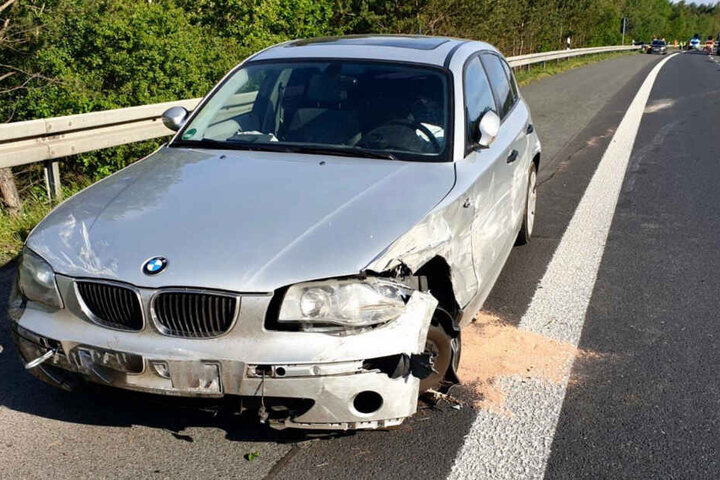 Auch das zweite Fahrzeug wurde schwer beschädigt: Mit Bindemittel nahm die Feuerwehr auslaufende Flüssigkeiten auf.