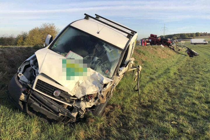 Das Auto des 25-Jährigen landete nach der Kollision im Graben.