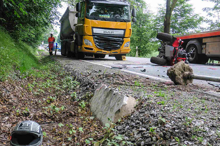 Die B101 zwischen Schwarzenberg und Grünstädtel musste wegen des Unfalls für drei voll gesperrt werden.
