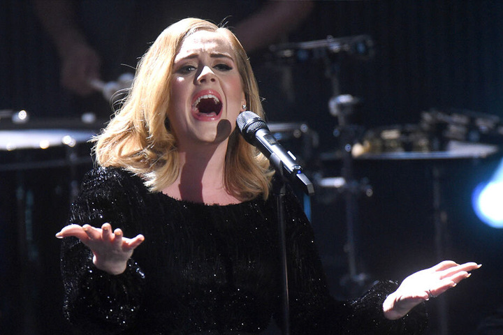 Für ihre atemberaubende Stimme bekannt. Mit ihrem Gesang bewegt die Britin Adele Herzen auf der ganzen Welt.