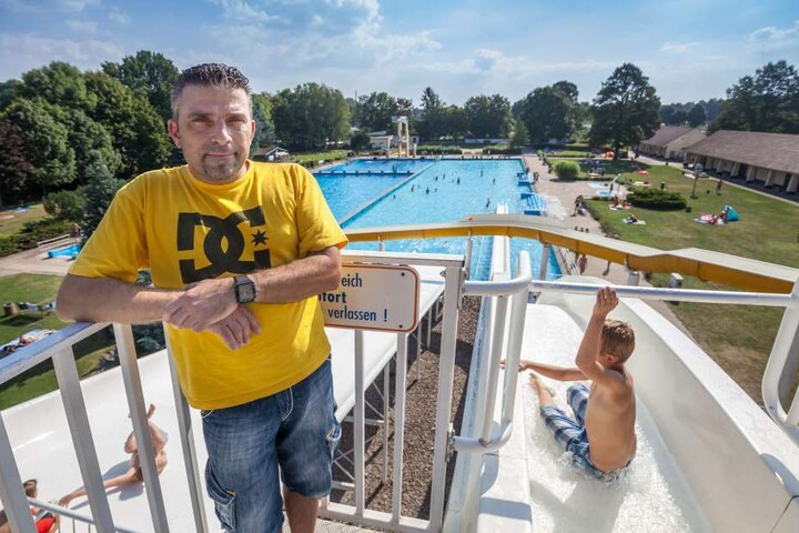 Steht Vereins-Chef Arne Pflug (46, l.) auch 2017 auf der Wasserrutsche des
04-Bades?