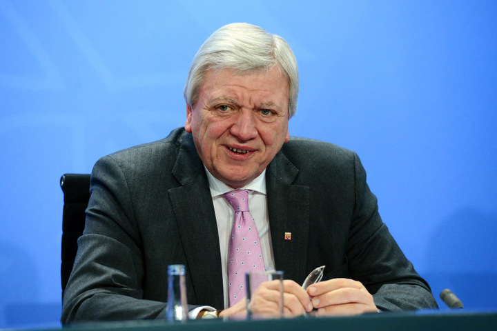 Über die Pläne der Handy-Spionage hatte schon Hessens Ministerpräsident Volker Bouffier (CDU) berichtet.
