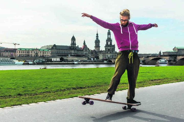 Brettsport: Moritz Lausch (19) tanzt auf dem Skateboard.