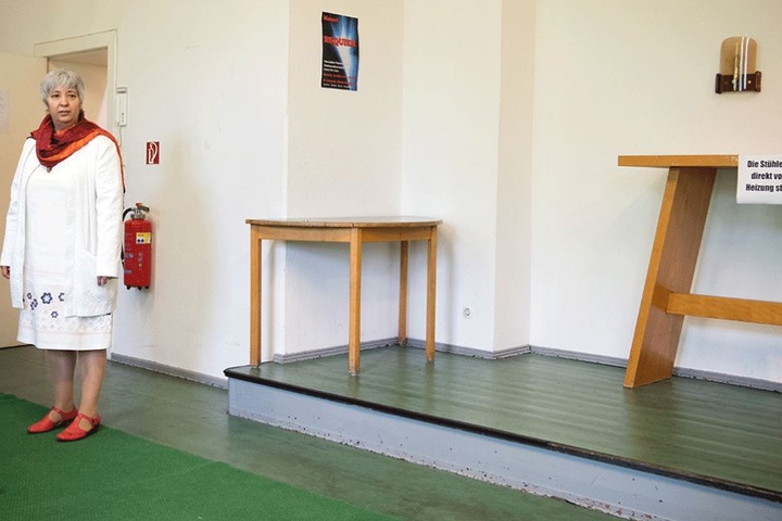 Seyran Ates steht in der Kirche St. Johannes im Gebetsraum der Moschee.