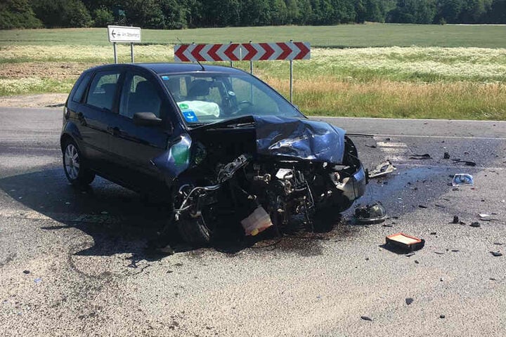Der Fahrer des Fords musste ins Krankenhaus gebracht werden.