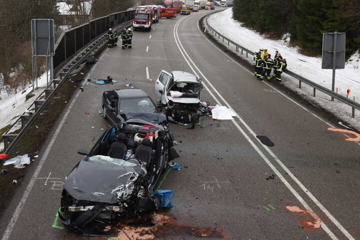 Der helle Renault (hinten rechts) war frontal in den Audi (vorne) gekracht. Ein nachfolgender Mercedes (Mitte) fuhr in die Unfallstelle.