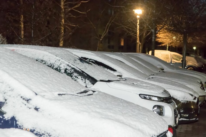 In Zwönitz mussten die Autofahrer am Montagmorgen ihre Fahrzeuge erstmal von einer leichten Schneedecke befreien.