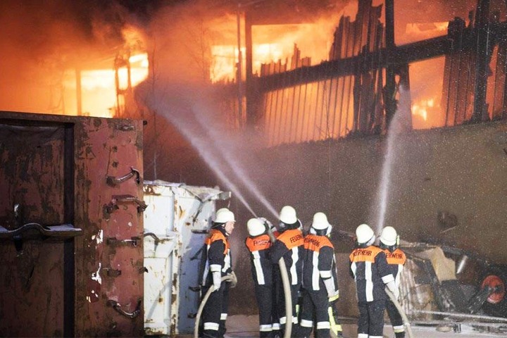 Etwa 180 Feuerwehrleute der umliegenden Wehren wurden alarmiert und bekämpften über Stunden den Brand.