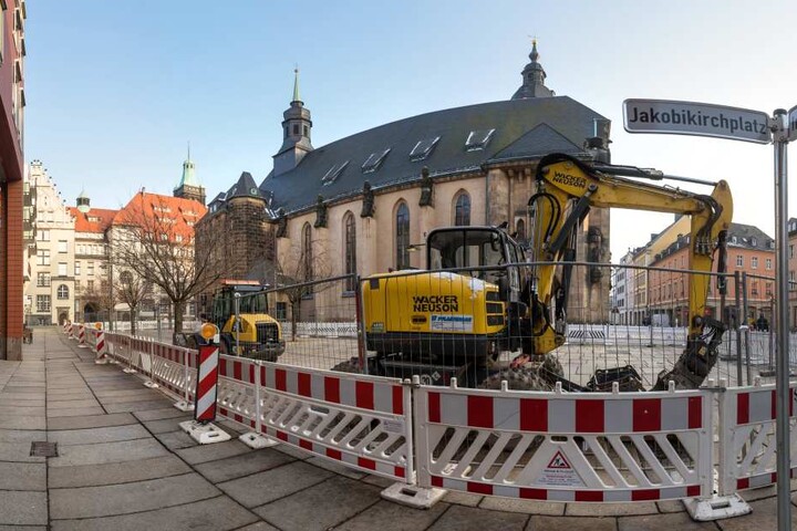 Auf dem Jakobikirchplatz haben die Arbeiten für ein neues Wasserspiel begonnen. Der Brunnen wird flach, begehbar und leuchtet nachts.