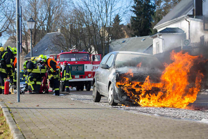 Als die Feuerwehr eintraf, brannte der Renault schon lichterloh.