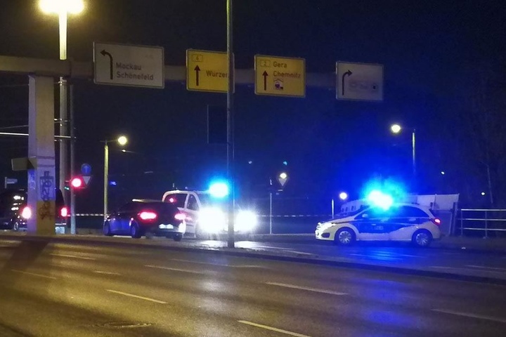 Polizeiabsperrung auf der Berliner Brücke. Lediglich die Spuren in Richtung Mockau und Messe waren freigegeben.