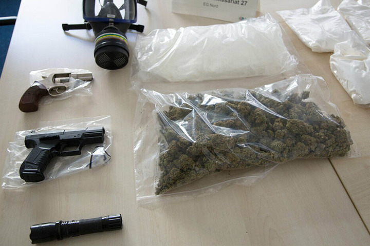 Neben diversen Drogen wurden auch Waffen sichergestellt.