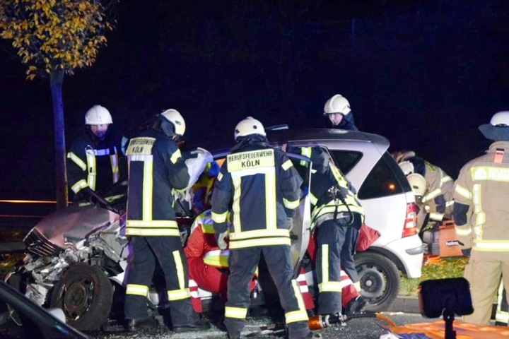 Die Kameraden der Berufsfeuerwehr Köln bargen die Frau aus dem Unfallauto.