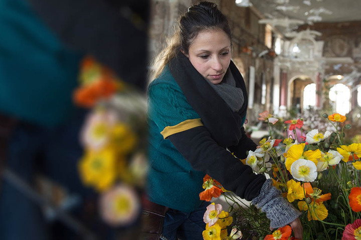 Amirah Villa Blanco, Auszubildende zur Floristin, arrangiert Blumen für den "Dresdner Frühling".