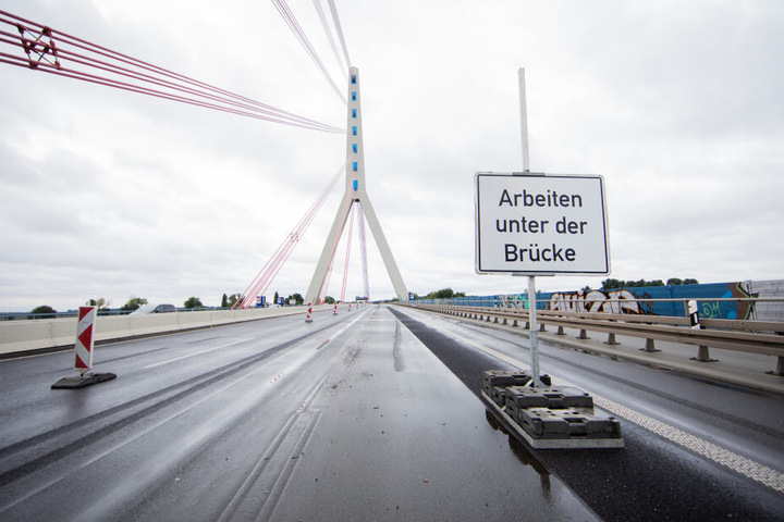 Blick auf die gesperrte Fleher Brücke.
