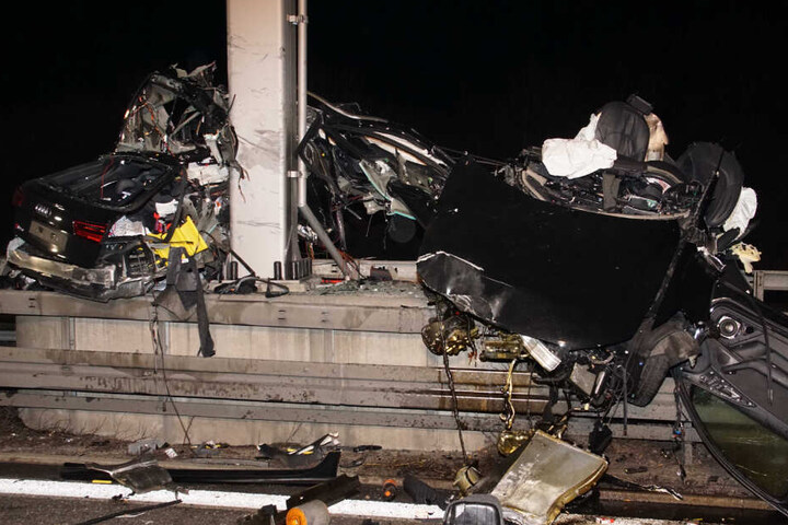 Das Auto wurde bei dem Unfall völlig zerstört.