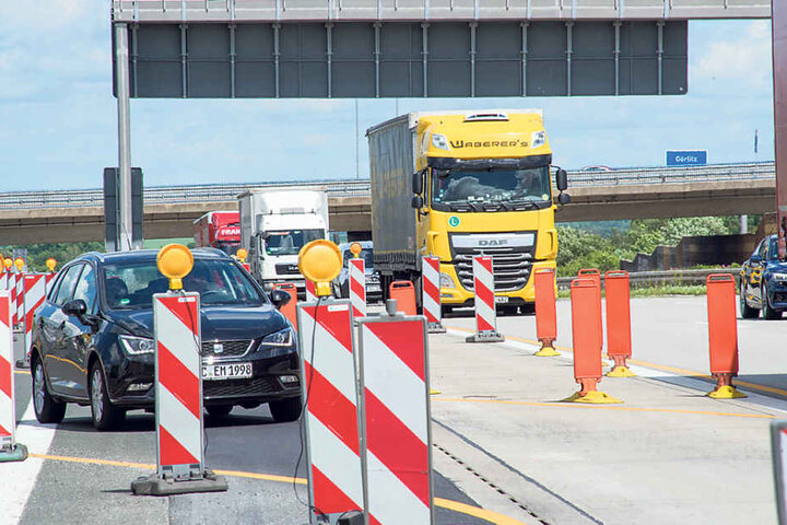 Höhe Chemnitz-Mitte wird derzeit eine Lärmschutzwand errichtet. Die Folge:
Behinderungen für Autofahrer.
