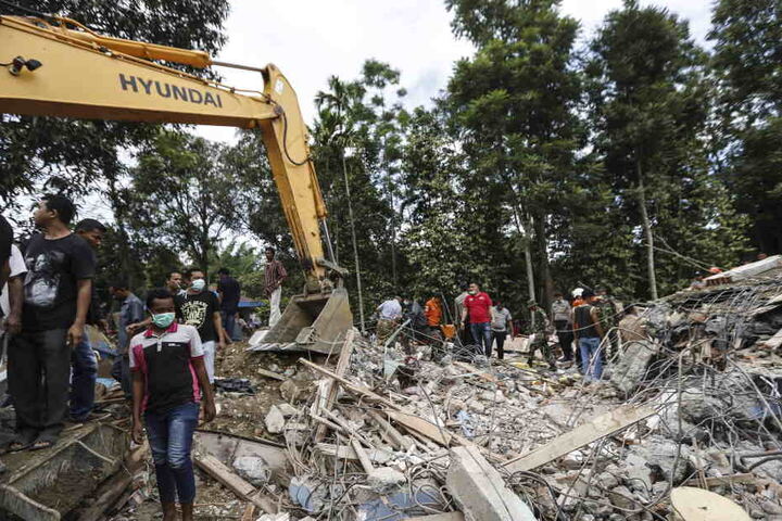 Der Erdstoß der Stärke 6,4 ließ in der Region Pidie Jaya auf der Insel Sumatra nach Angaben des Zivilschutzes dutzende Häuser einstürzen.