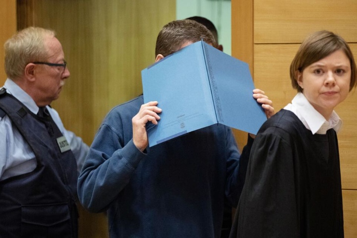 Vor Gericht verdeckte der 57-jährige Angeklagte sein Gesicht.