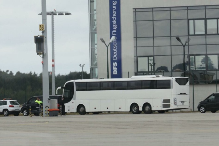 Der Bus parkt auf dem Vorfeld und erwartet die PSG-Kicker, die vom Flieger direkt in den Bus steigen werden.