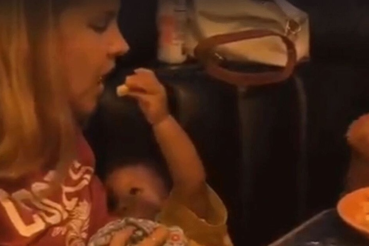 Die User erfreuen sich an dem Teamwork der beiden. Zachary füttert seine Mutter zurück - mit Pommes.