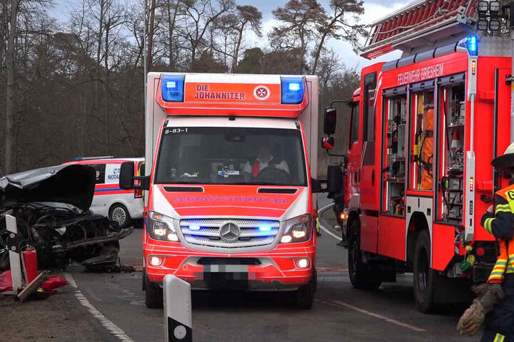Ein Unfallbeteiligter kam per Rettungshubschrauber in die Klinik. Der Unfallverursacher musste aus seinem Wagen befreit werden.