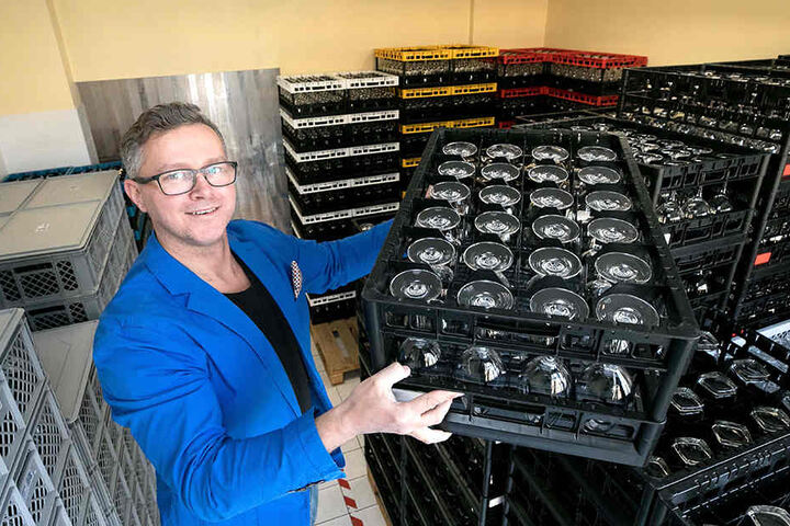 Im Corredo-Lager von Mirko Schulze (49) stapeln sich Tausende Gläser.