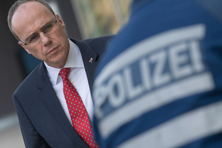 Peter Beuth will alle Rechtsextremisten aus der hessischen Polizei entfernen.