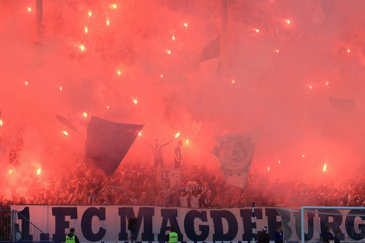Fans des 1. FC Magdeburg zünden jede Menge Pyrotechnik im Block. In der Landeshauptstadt Sachsen-Anhalts findet die Innenministerkonferenz statt.
