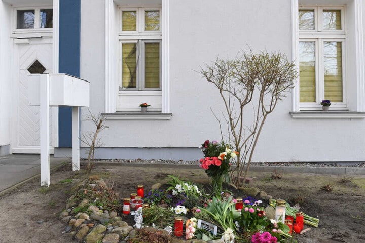 Die Tote wies Stichverletzungen auf. Sie stammte aus Stralsund und lebte alleine in der Zinnowitzer Wohnung.