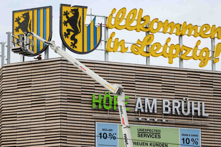 Der erste Schriftzug prangt schon von den "Höfen am Brühl".
