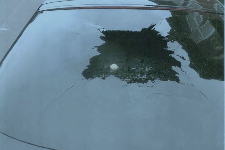 Der Stein lag noch auf der Hutablage des Wagens.