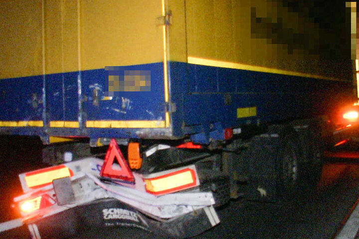 Der Lkw wurde am Heck beschädigt.