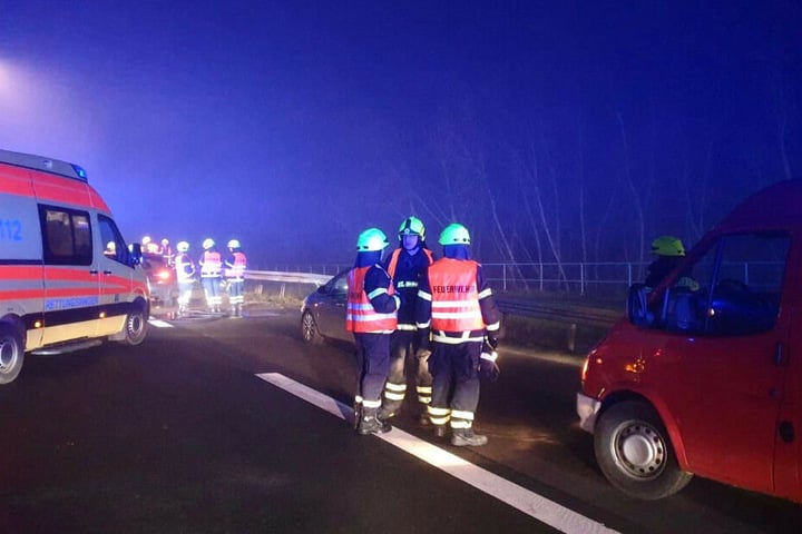 Feuerwehrleute an der Unfallstelle.