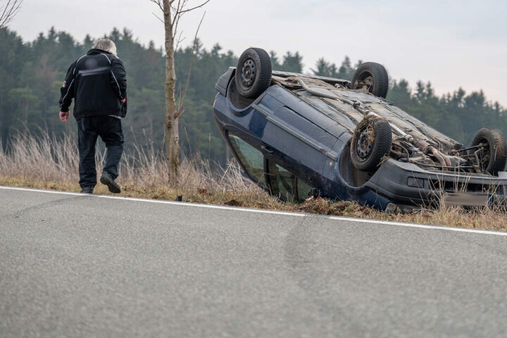 Das Fahrzeug blieb nach dem Unfall auf dem Dach liegen.