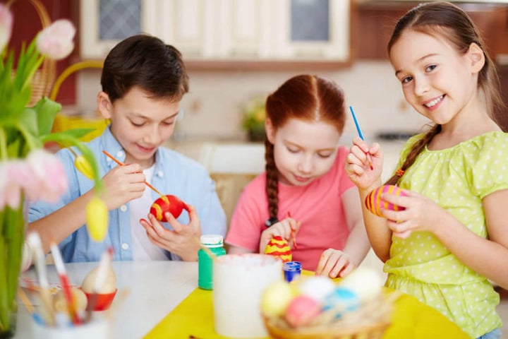 Kinder können im Freilandlabor Britz die Deko für Ostern basteln und fleißig Eier bemalen. (Symbolbild)