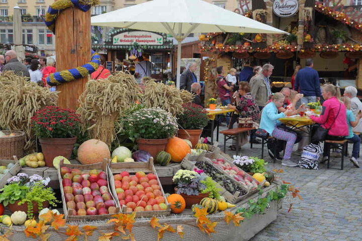 Ähren, Kürbisse und Plaste-Äpfel - zumindest die Dekoration unterm Erntekranz
wirkte herbstlich. Sonst bot nur einer von hundert Ständen regionales
Herbstgemüse an.