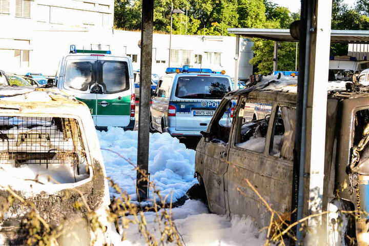 Fünf Autos brannten komplett aus.