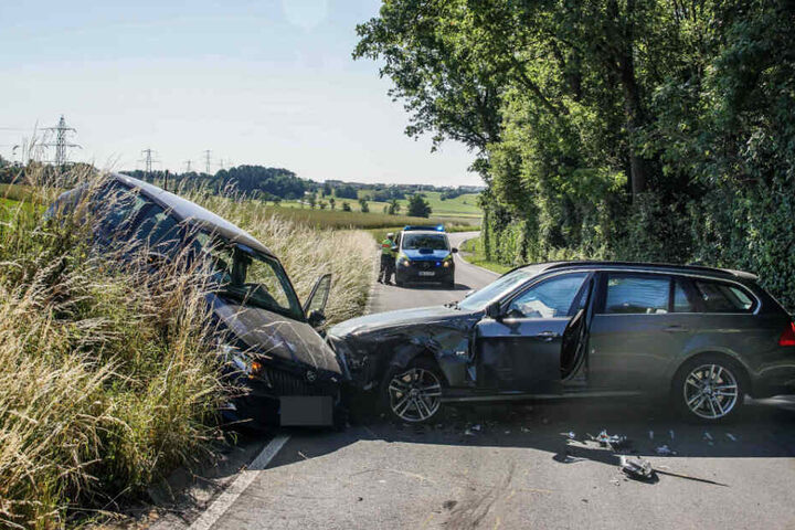 Die Autos stießen frontal zusammen.