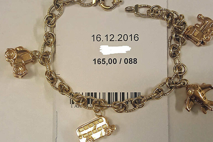 Auch dieses Armband gehört zu der Diebesbeute.